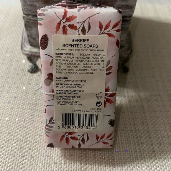 Vila Cardillum Triple Milled Winter Berries Scented 2 Soaps - Picture 2 of 7